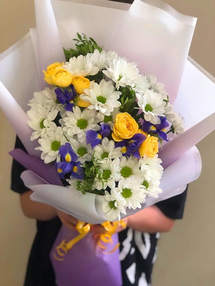 Букет цветов из: Ирисы, Хризантемы и Розы в Мирном Республика Крым