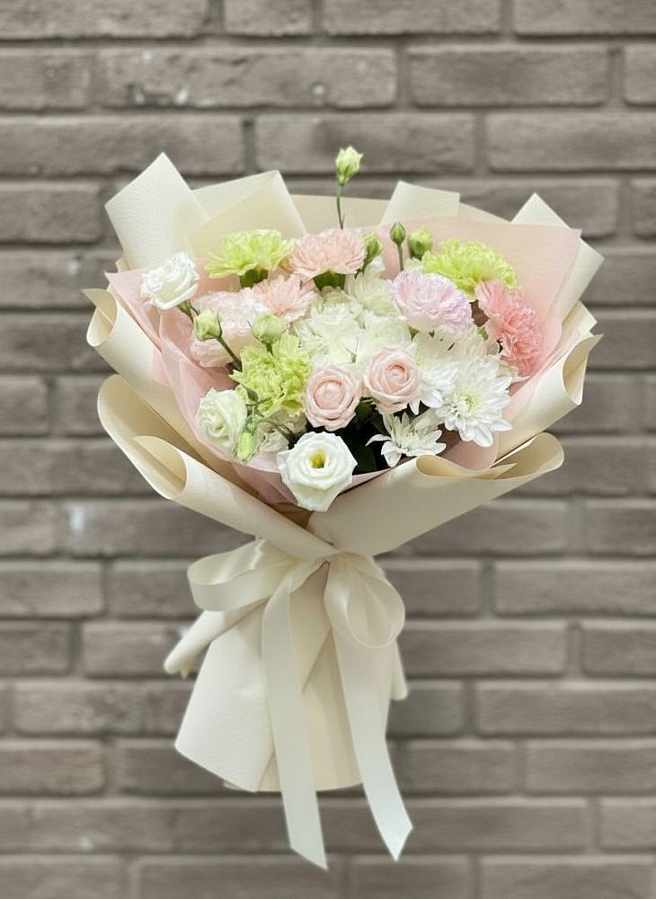 Букет цветов из: Гвоздики, Розы, Лизиантусы и Хризантемы в Мирном Республика Крым