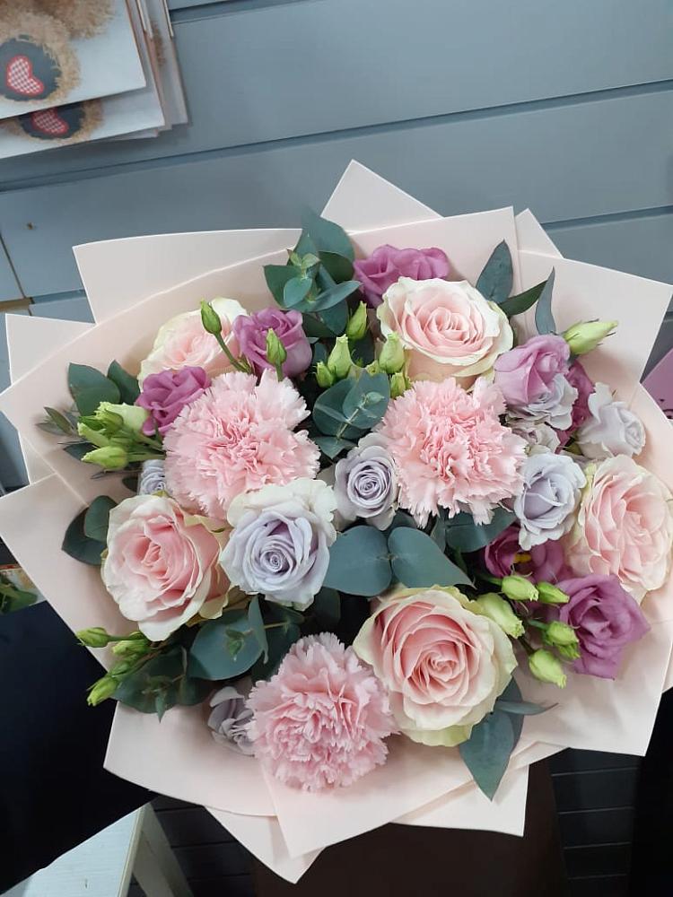 Букет цветов из: Розы, Гвоздики и Лизиантусы в Мирном Республика Крым