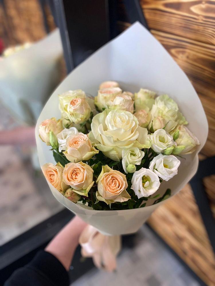 Букет цветов из: Розы и Лизиантусы в Мирном Республика Крым